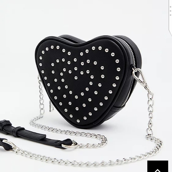 🆕🖤BETSEY JOHNSON FAUX LEATHER STUDDED HEART BAG - Picture 2 of 4
